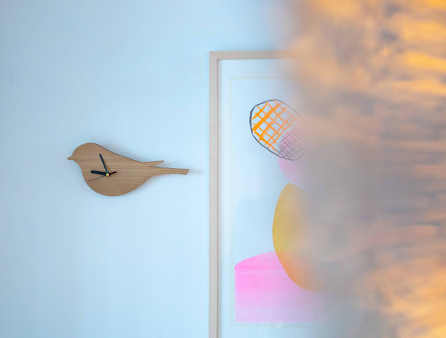 Wanduhr aus Holz in Vogelform von Raumgestalt