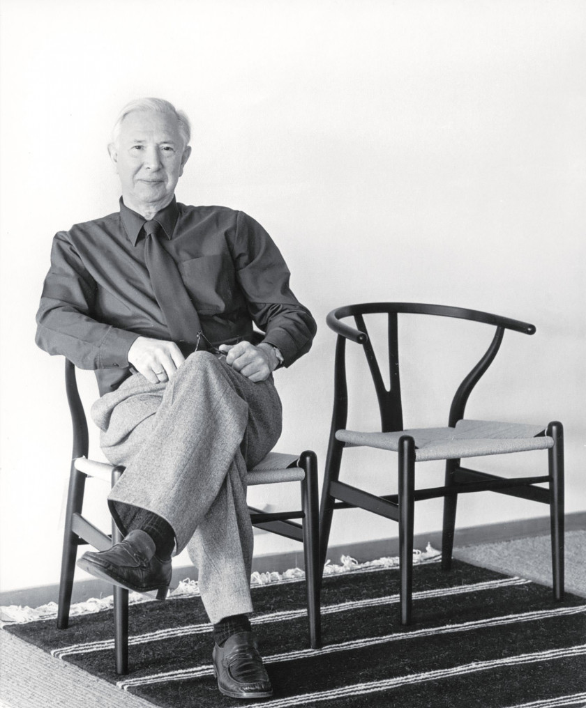Hans J. Wegner auf dem Wishbone Chair