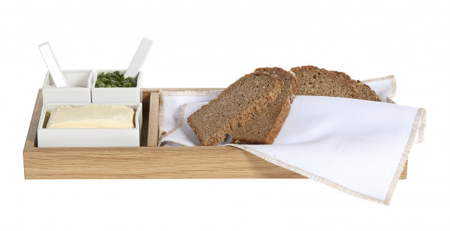 Brot, Butter & Salz Holzbrett mit Keramikgefäßen für die Brotzeit