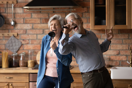 Ehepaar im Ruhestand tanzend in der Küche