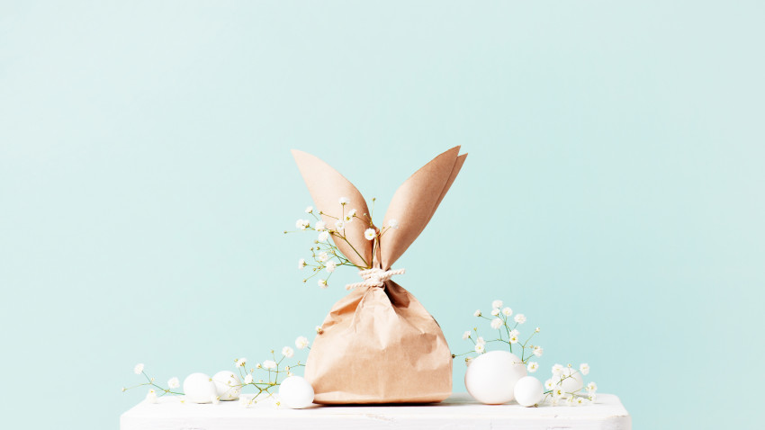 Ostergeschenk in Packpapier mit gefalteten Hasenohren