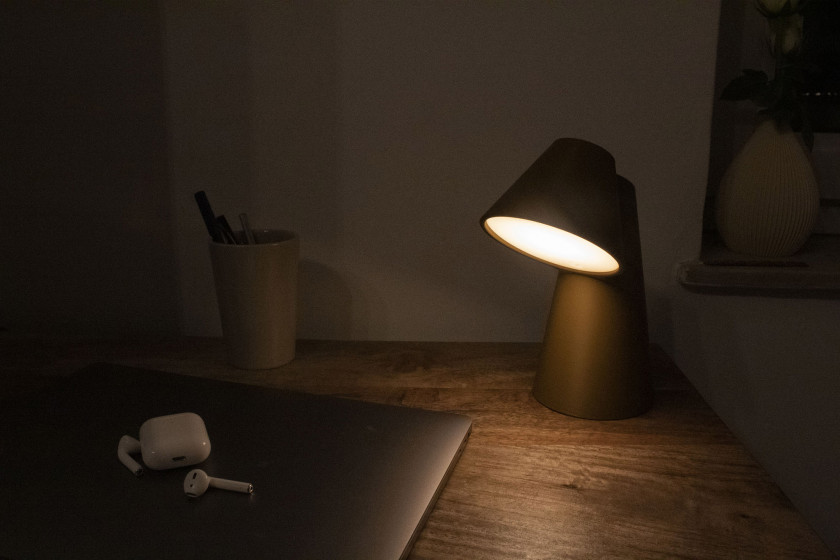 LED Tischleuchte Monk von Recozy, hergestellt im 3D Druckverfahren