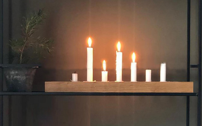 Wende-Kerzenhalter Brennholz von Raumgestalt aus Eichenholz für Stabkerzen und Teelichte