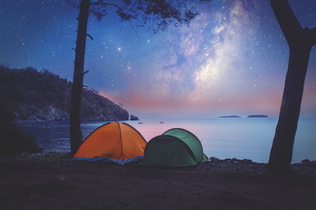 Zelten an der Küste mit hellen Sternen