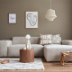 Graues Sofa mit Recamiere in einem dezent eingerichteten Wohnzimmer mit warmen Farbtönen
