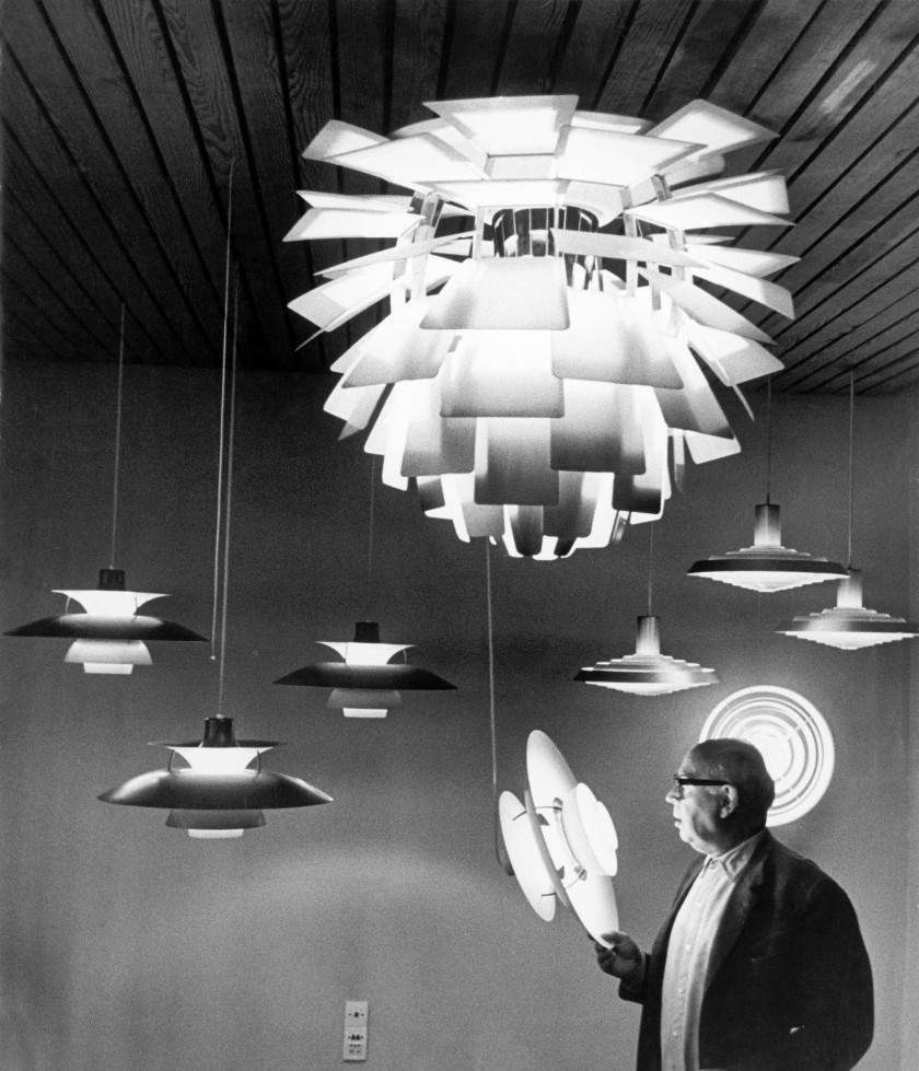 Poul Henningsen mit einigen seiner berühmtesten Leuchtenentwürfe