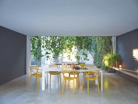 Masters Chair von Philippe Starck für Kartell im Einsatz als Esszimmerstuhl – moderner Designklassiker für Innen und Außen Outdoor / gestapelt: