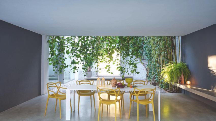Masters Chair von Philippe Starck für Kartell im Einsatz als Esszimmerstuhl – moderner Designklassiker für Innen und Außen Outdoor / gestapelt: