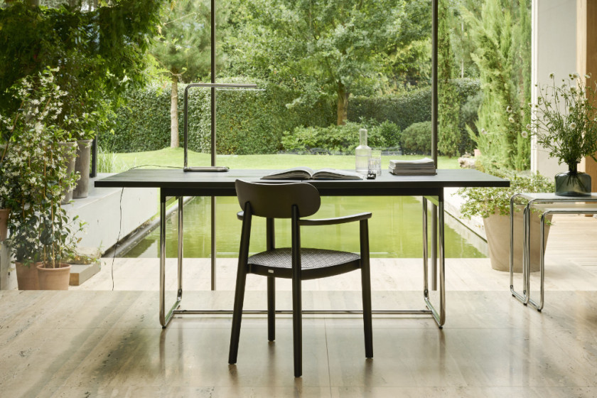Thonet Stuhl 118FV in Buche Schwarz am Schreibtisch S 1072 aus dunkler Esche