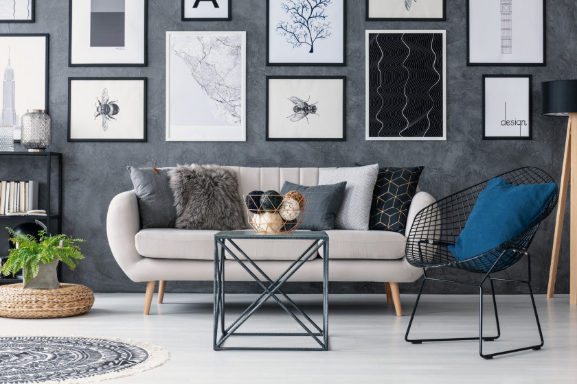 Sofa vor grauer Wand mit Bildern