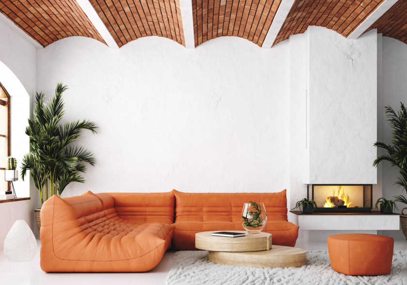 orangefarbenes Sofa in Kaminzimmer