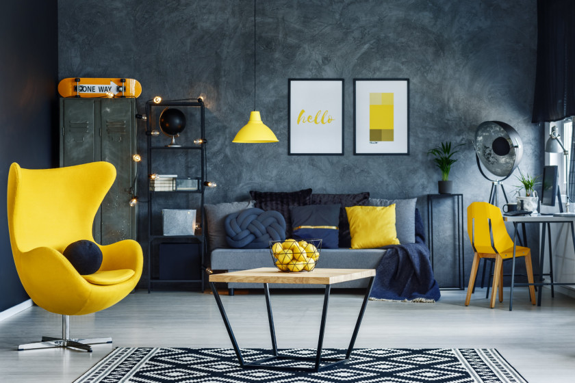 Gelbe Möbel in einem grauen Wohnzimmer