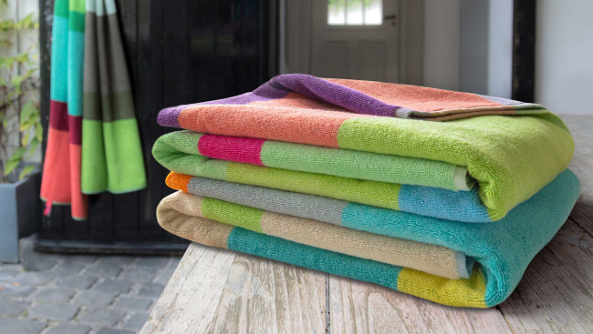 Bunte Handtücher von Remember für ein farbenfrohes Bad