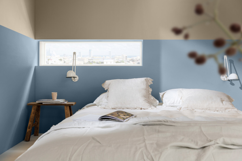 Schlafzimmer in der Dulux Wandfarbe Mellow Flow™, oberer Teil: Kontrastfarbe Beige