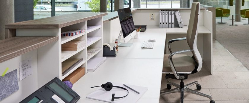 Schreibtisch und Bürostuhl von Febrü Bürowelten