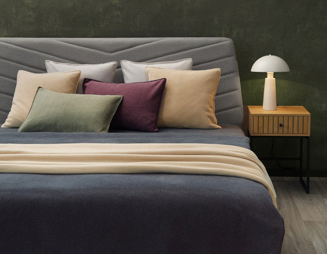 Baumwoll-Plaid Stockholm von Eagle Products auf einem stilvoll dekorierten Bett mit Kissen und Nachttischleuchte