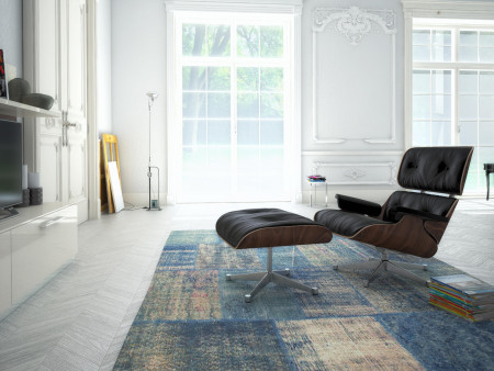 Eames Lounge Chair von Vitra in einem lichtdurchfluteten Altbau