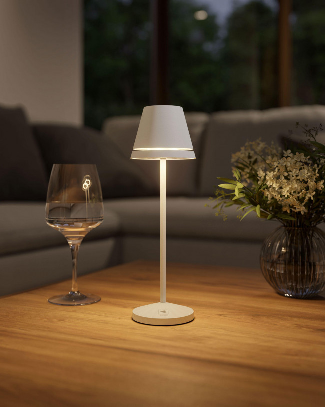 Akku Tischleuchte Venezia in Weiß auf Holztisch – kabellose LED-Leuchte von Leonardo für drinnen und draußen, dimmbar und mobil für stimmungsvolles Herbstlicht