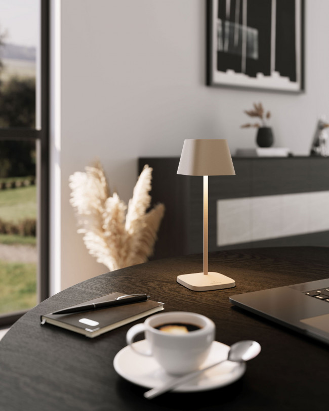 Villeroy & Boch Neapel Micro RC Akku Tischleuchte auf dunklem Holztisch – kabellose LED-Leuchte, dimmbar für Herbstabende