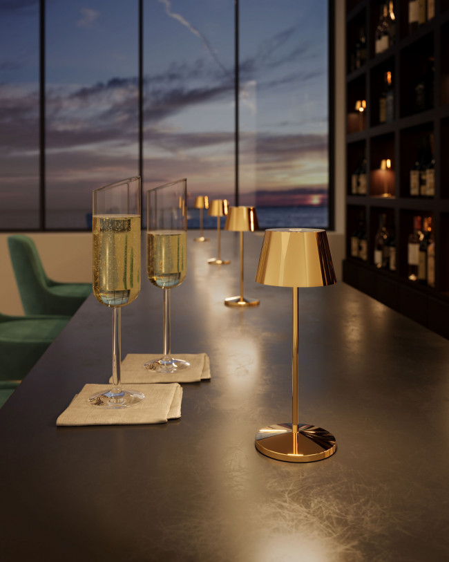 Villeroy & Boch Seoul Micro RC Akku Tischleuchte in Gold an der Bar – wetterfeste LED-Leuchte IP65, dimmbar