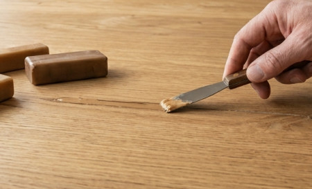 Holzoberfläche mit Wachskitt reparieren