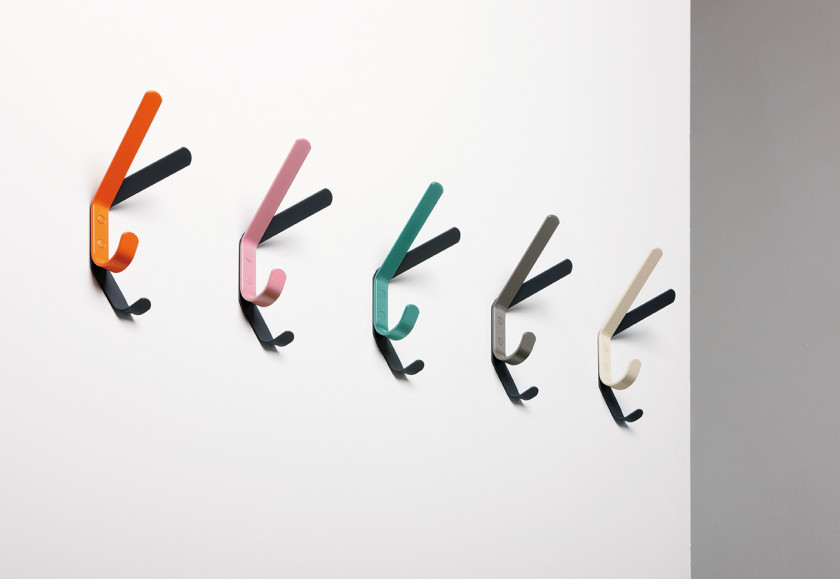 Garderobenhaken Schattenwurf von Iserlohner Haken in verschiedenen Farben an einer weißen Wand