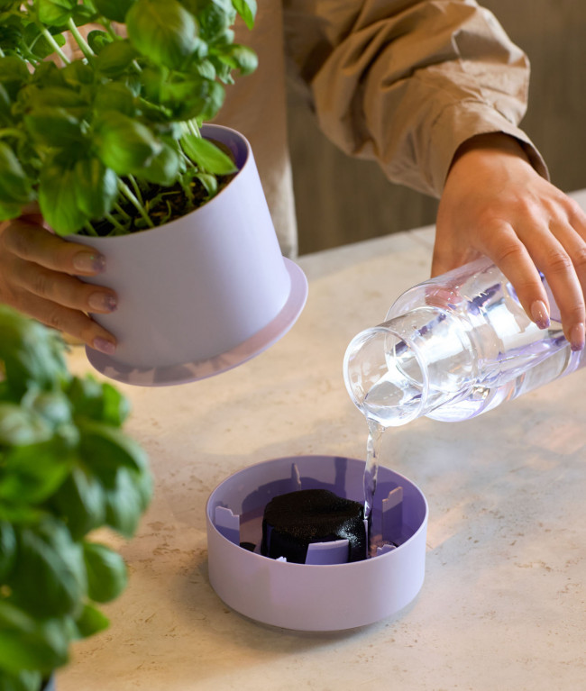 Selbstbewässernder Kräutertopf Pot aus der Billund Serie von Crushgrind in der Farbe Lavender
