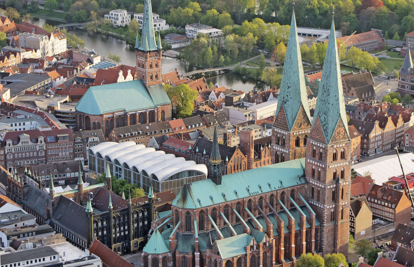 Lübeck Altstadt mit Marienkirche und Petrikirche von oben