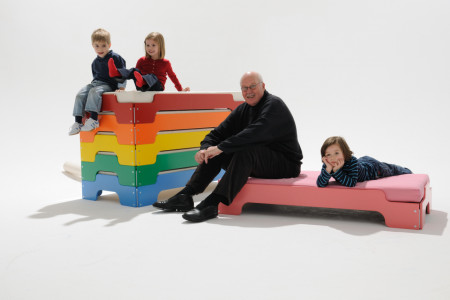 Rolf Heide mit Kindern auf der Stapelliege small