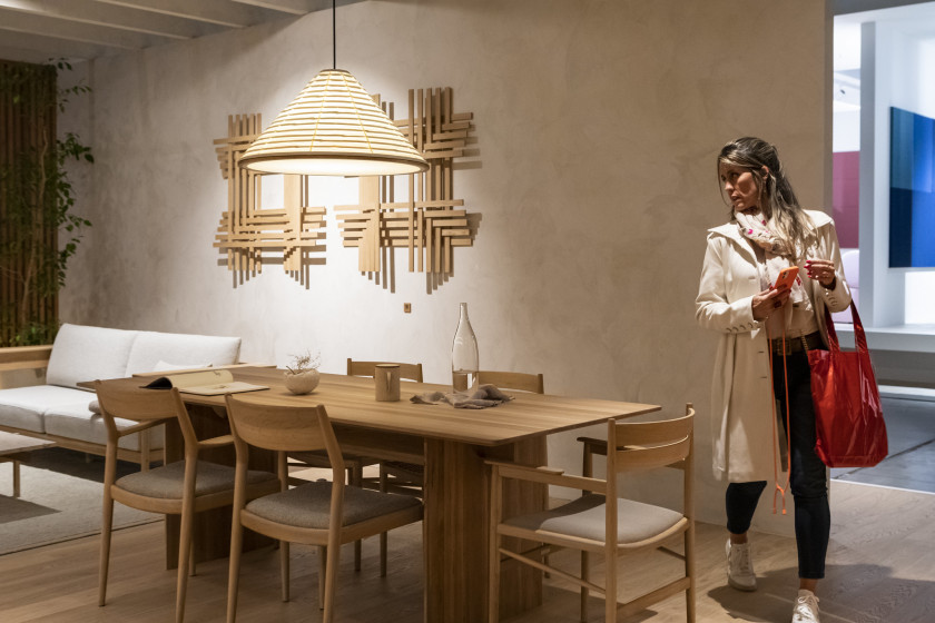 Holz Esstisch mit Stühlen von Karimoku auf dem Salone del Mobile 2023 in Mailand