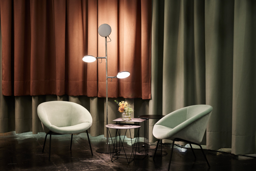 Sessel 369 von Walter Knoll in stimmungsvoller Inszenierung auf der Orgatec 2024