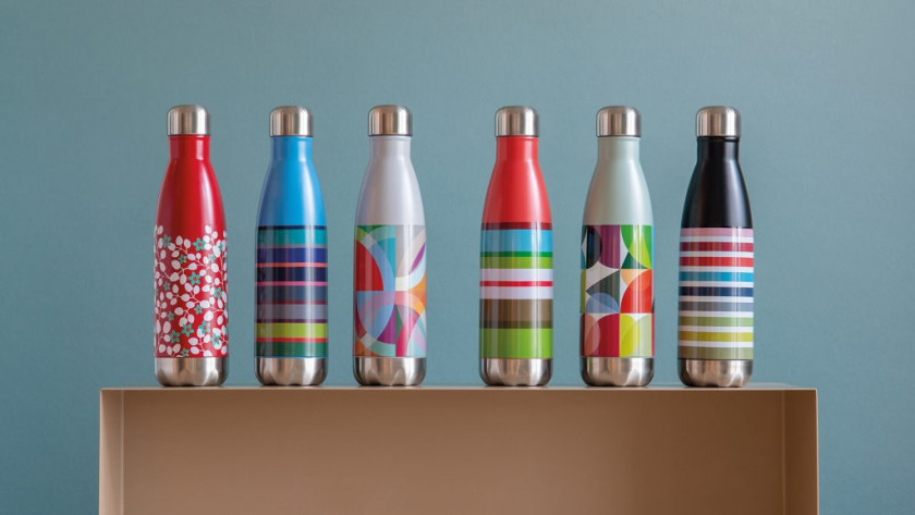 bunte Thermosflaschen in verschiedenen Designs von Remember