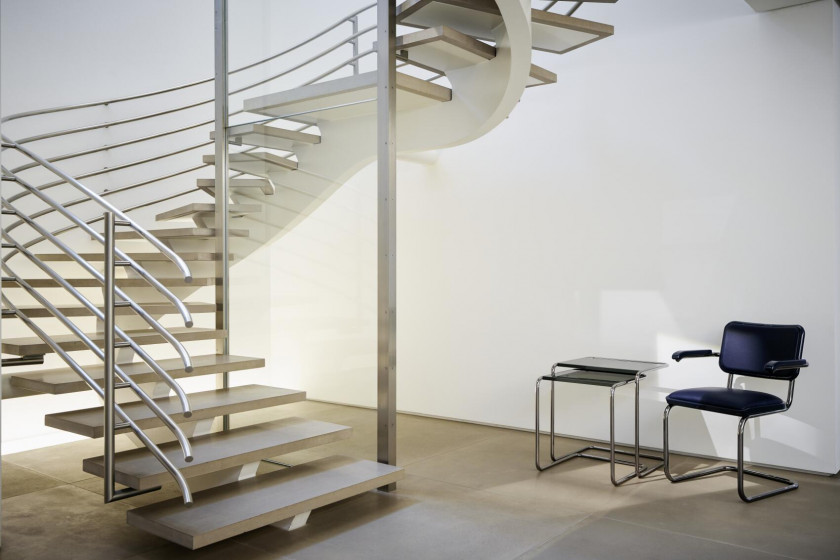 Stahlrohr-Freischwinger S 64 von Thonet in der Reedition von Jil Sander
