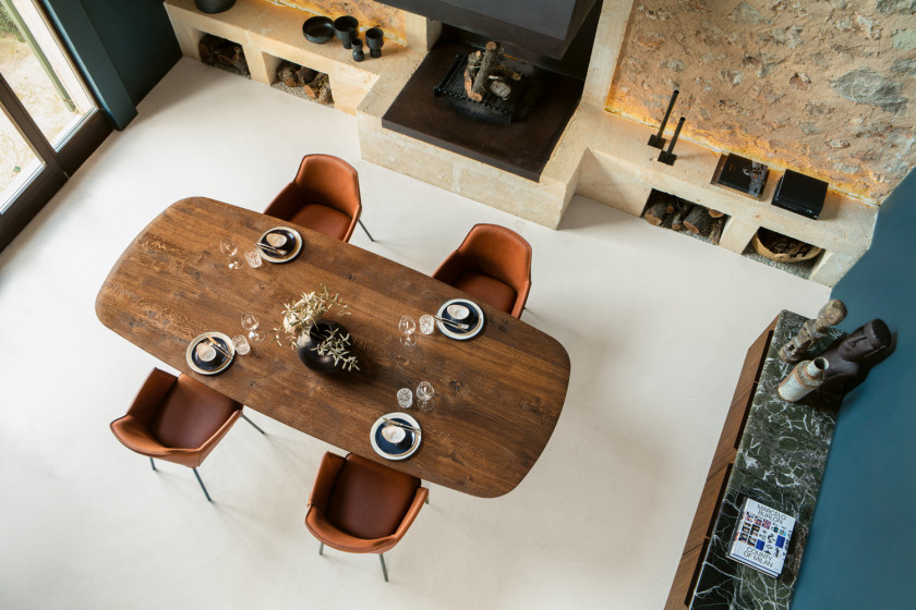 Esstisch Basket mit bootsförmiger Tischplatte aus Raucheiche, von oben aufgenommen