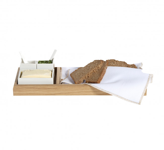 Brot, Butter und Salz von Raumgestalt: Rechteckige Holzschale mit Butterfass und Gefäßen mit Löffeln aus Porzellan