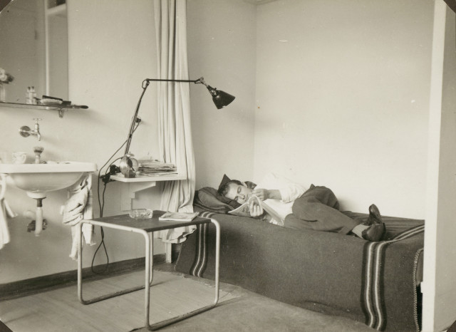 Siegfried Giesenschlag im Atelier Bauhaus Dessau mit Satztisch B9 und Midgard-Leuchte