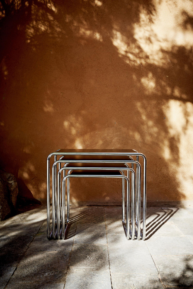Satztisch B9 von Thonet: vier übereinander gestapelte Tische mit schwarz lackierter Tischplatte und Chromgestell