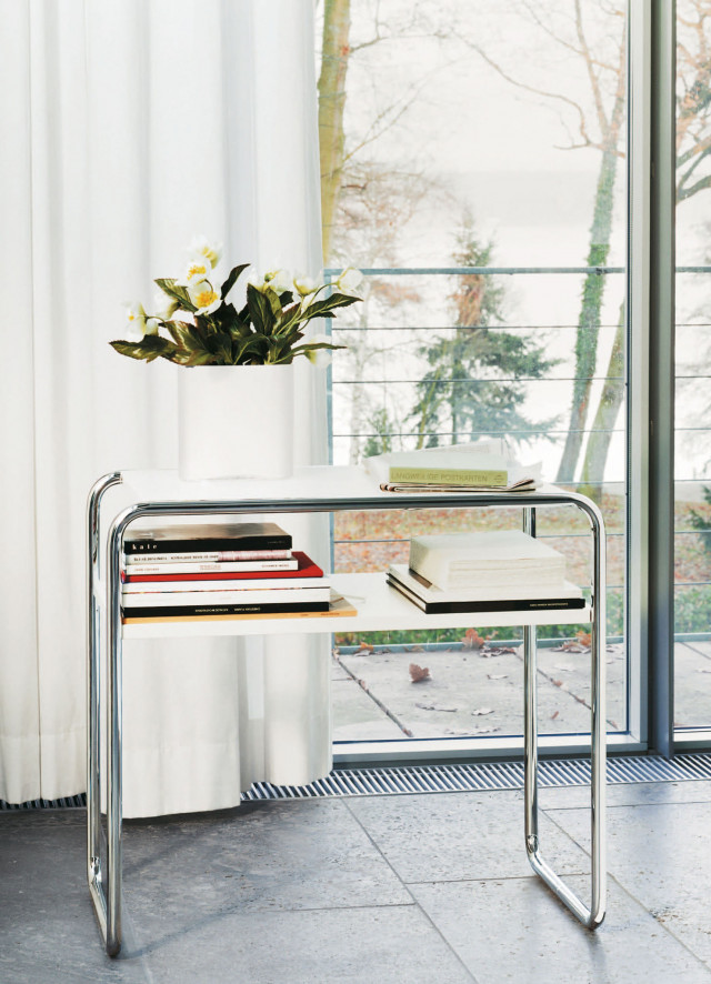 B 9 D/1 mit weißen Tischpaltten von Thonet