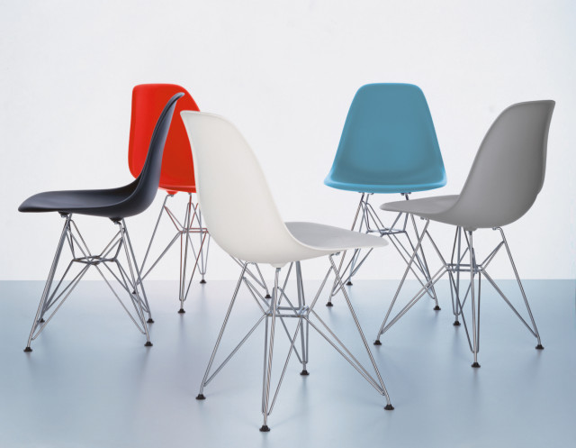 Eames Plastic Chairs DSR von Vitra mit Eiffelturmgestell