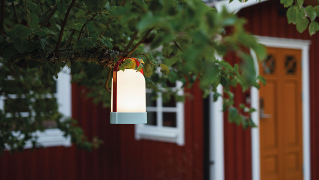tragbare LED Leuchte Uri Anabelle von Remember im Garten
