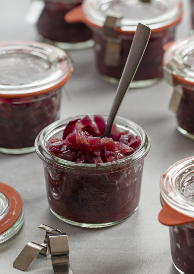 Rezept Zwiebelchutney aus dem vegetarischen Kochbuch Pappsatt von Lena Grabbe