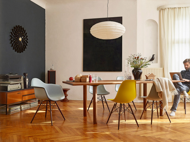 Eames Plastic Chairs von Vitra in verschiedenen Ausführungen im Esszimmer