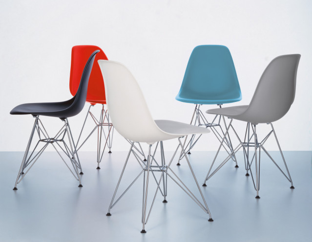 Eames Plastic Side Chairs von Vitra in verschiedenen Farben