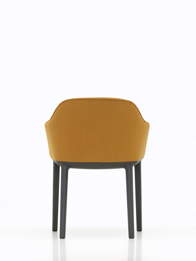 Softshell Chair von Vitra mit Vier-Fuß-Gestell und gelber Sitzschale