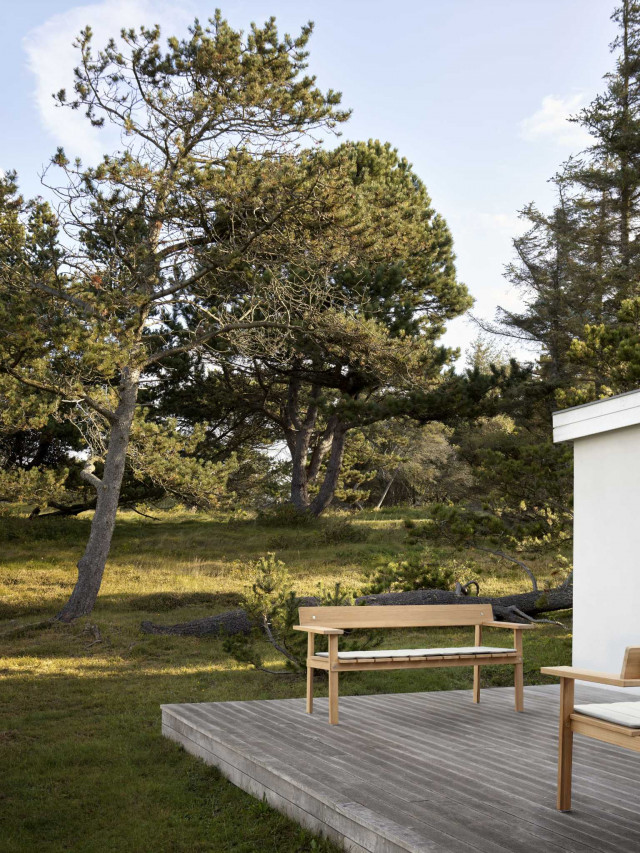 Timbur Outdoor Bank von Carl Hansen & Søn aus unbehandeltem Teakholz – skandinavisch-isländisches Design im Naturambiente