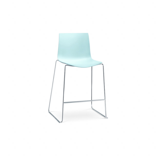 Barstuhl Catifa 46 von Arper mit Sitzschale aus hellblauen Kunststoff