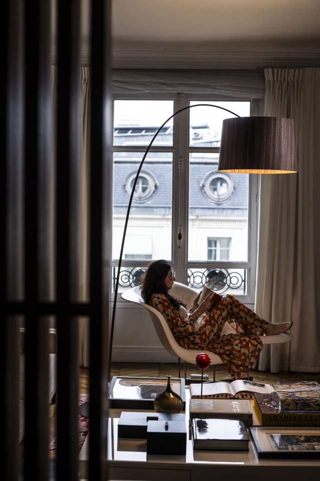 Foscarini Bogenleuchte Twiggy als Stimmungslicht im Wohnzimmer