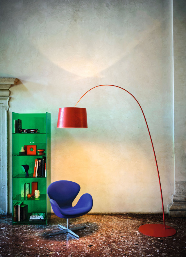 Foscarini Bogenleuchte Twiggy als Stimmungslicht im Wohnzimmer
