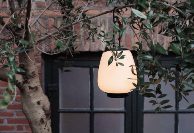 kabellose Outdoor Leuchte Lucca von &tradition mit Aufhängevorrichtung
