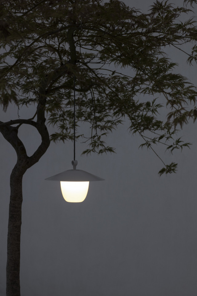 kabellose Outdoor Leuchte Ani Lamp von Blomus im Baum